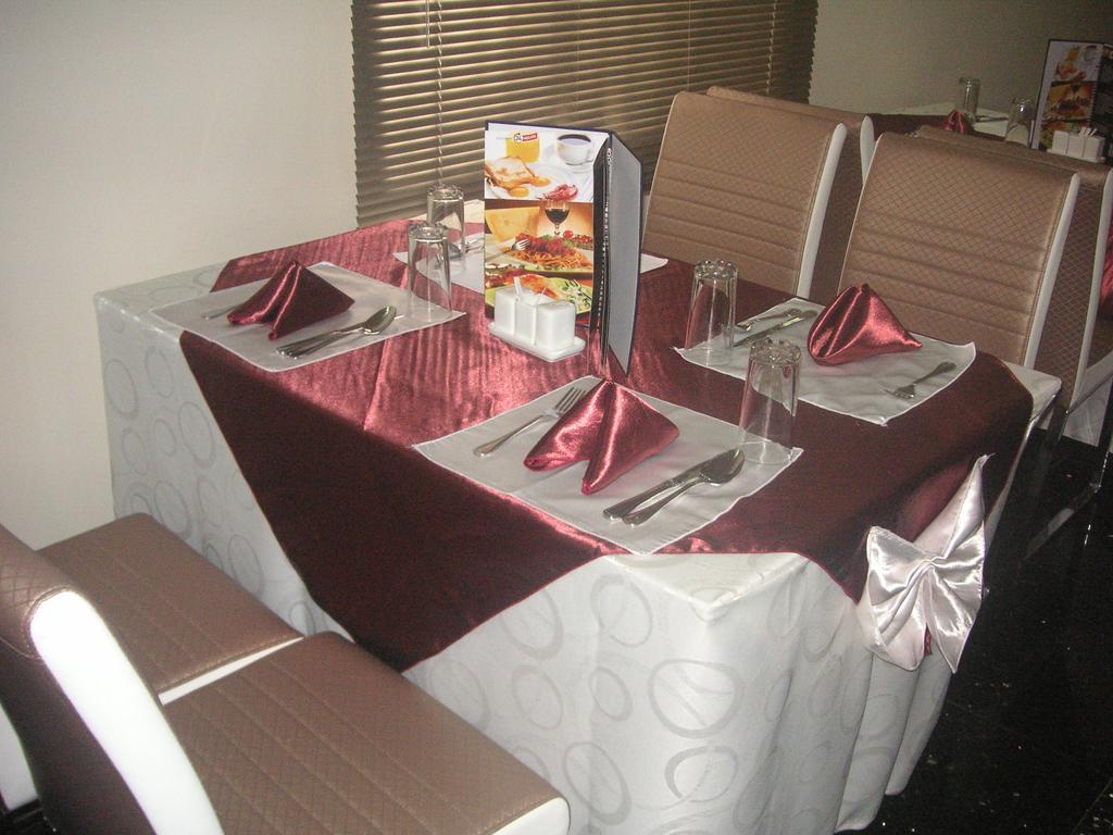 The Habitat Suites International Lagos Extérieur photo