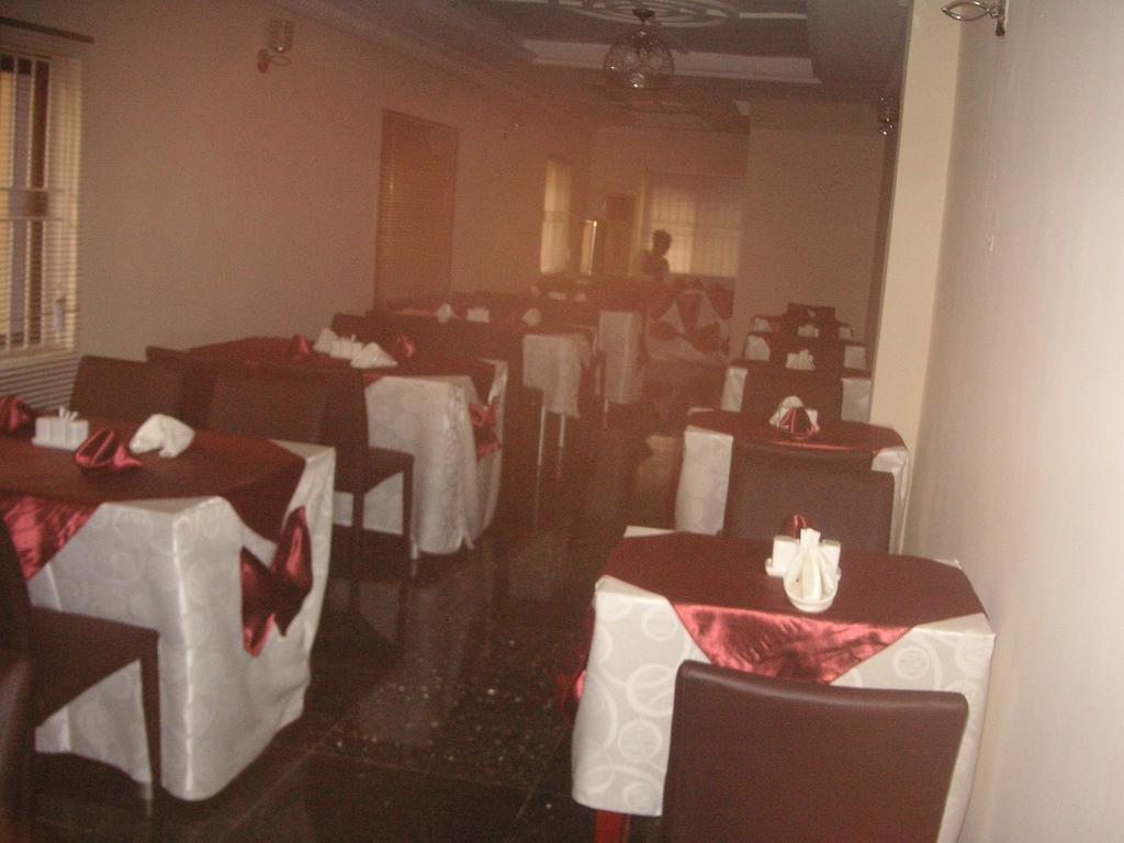 The Habitat Suites International Lagos Extérieur photo