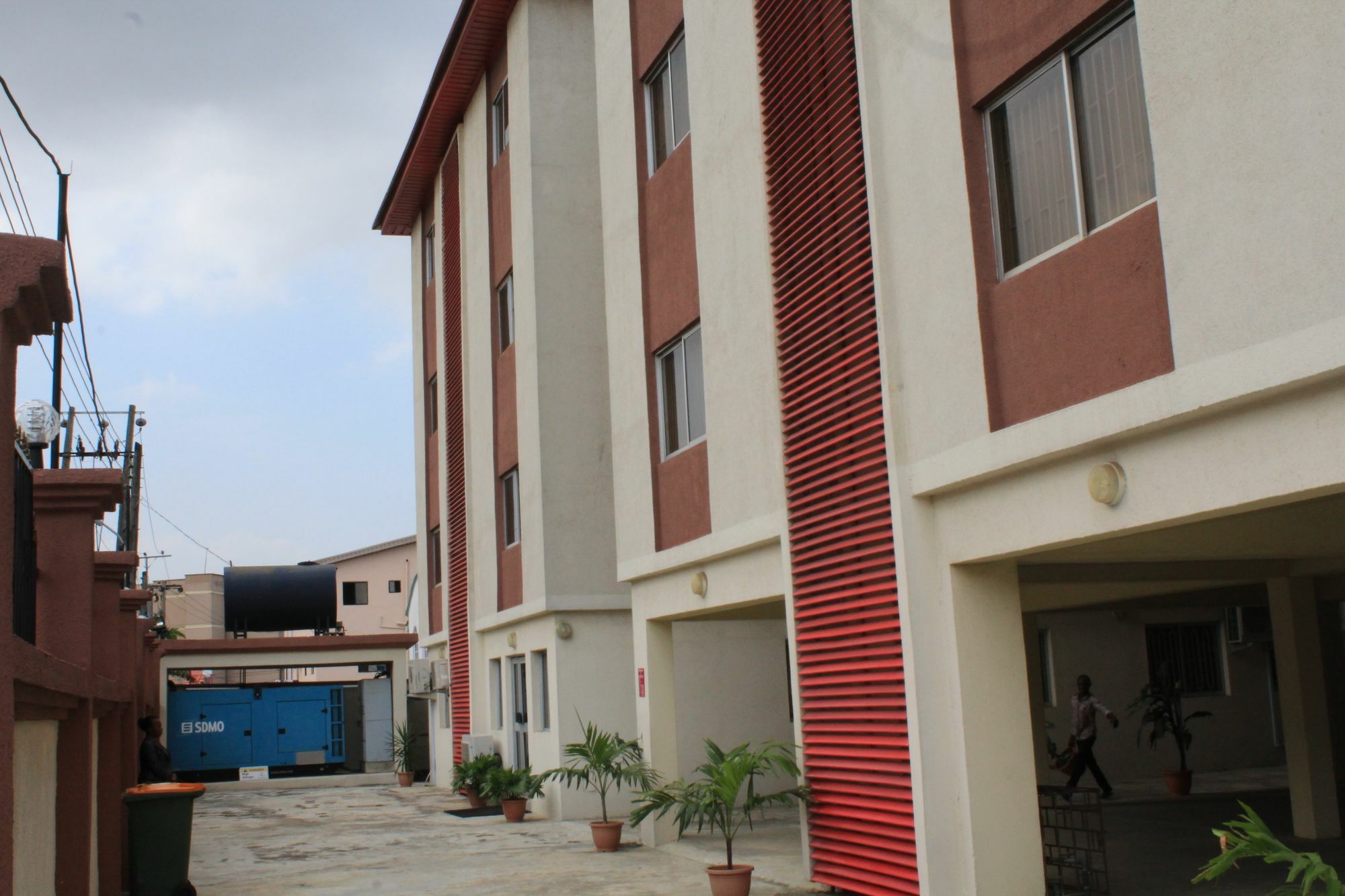 The Habitat Suites International Lagos Extérieur photo